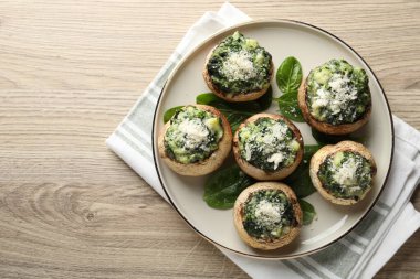 Hafif ahşap masada servis edilen lezzetli mantarlar, üst manzara. Metin için boşluk