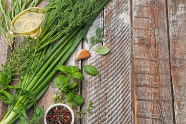 Farklı taze otlar ve baharatlar ahşap masada, düz yerde. Metin için boşluk