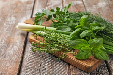 Tahta masada farklı taze otlar, yakın plan.