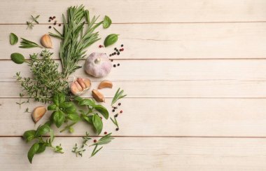 Farklı taze otlar ve baharatlar beyaz ahşap masada, düz yerde. Metin için boşluk