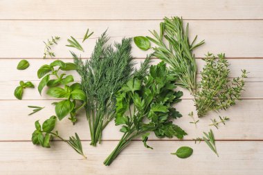 Beyaz ahşap masada farklı taze otlar, düz yatıyordu.
