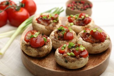 Beyaz ahşap masada servis edilen lezzetli mantarlar, yakın plan.