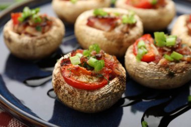 Masada servis edilen lezzetli mantarlar, yakın plan.