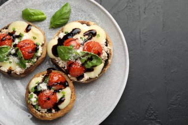 Siyah masada servis edilen lezzetli mantarlar, üst manzara. Metin için boşluk