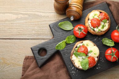 Tahta masada servis edilen lezzetli mantarlar, üst manzara. Metin için boşluk