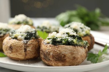 Beyaz masada servis edilen lezzetli mantarlar bulanık arka plan, yakın plan