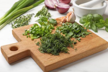 Beyaz masada farklı otlar ve baharatlar, yakın plan.