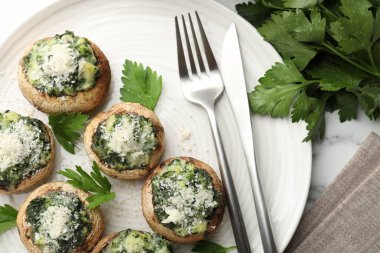 Beyaz masada servis edilen lezzetli mantarlar.