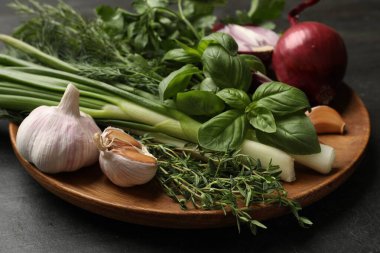 Siyah masada farklı otlar ve baharatlar, yakın plan.