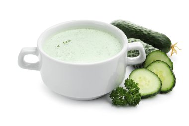 Lezzetli salatalık çorbası ve taze sebzeler.