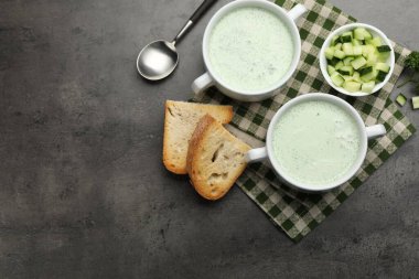 Gri masada servis edilen lezzetli salatalık çorbası. Metin için boşluk