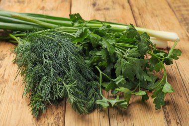 Tahta masada farklı taze otlar, yakın plan.