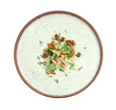 Beyaz üzerine izole edilmiş dereotlu ve cevizli leziz salatalık çorbası.