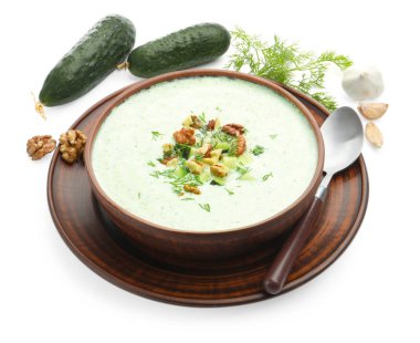 Dereotlu salatalık çorbası, ceviz ve beyaz üzerine izole edilmiş malzemeler.