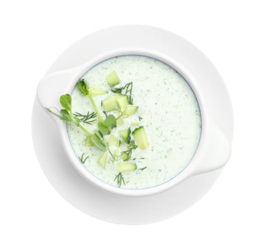 Beyaz üzerine izole edilmiş mikro yeşillikli leziz salatalık çorbası.