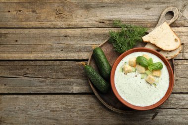 Salatalık çorbası, kızarmış ekmek, fesleğen, ekmek ve sebze, ahşap masa, düz yatak. Metin için boşluk