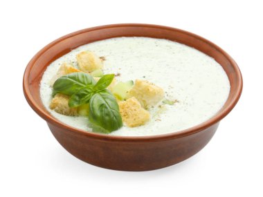 Beyaz üzerine izole edilmiş kızarmış ekmek ve fesleğenli salatalık çorbası.