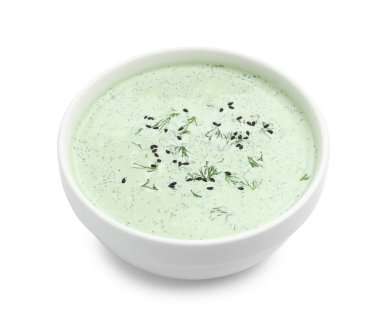 Beyaz üzerine izole edilmiş dereotu ve susam tohumlu lezzetli salatalık çorbası.