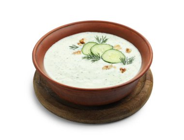 Beyaza izole edilmiş dereotlu ve cevizli lezzetli salatalık çorbası.