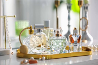 Beyaz masadaki farklı parfümlerden şişeler, yakın plan.