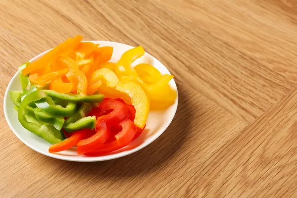 Tahta masada taze dolmalık biber dilimleri, yakın plan. Metin için boşluk