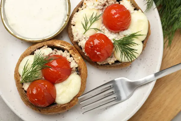 Masada servis edilen lezzetli mantarlar, üst manzara.