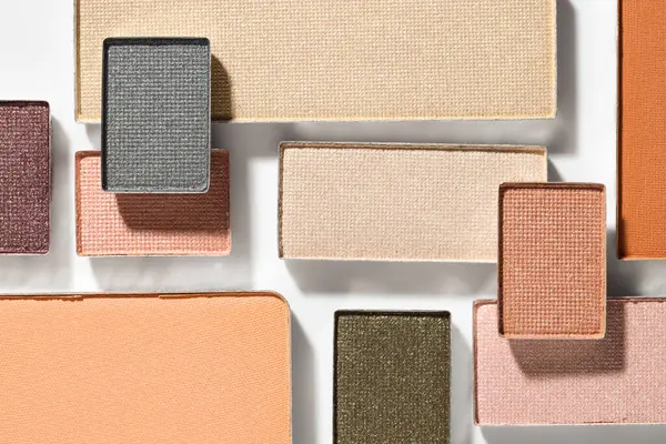 Beyaz arka planda güzel göz farı dolgu kapları, düz yatış