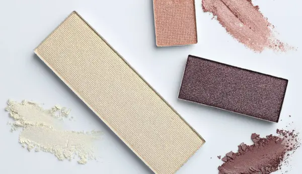 Beyaz arka planda güzel göz farı dolgu kapları, düz yatış