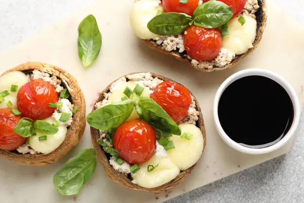 Işık masasında servis edilen lezzetli mantarlar.