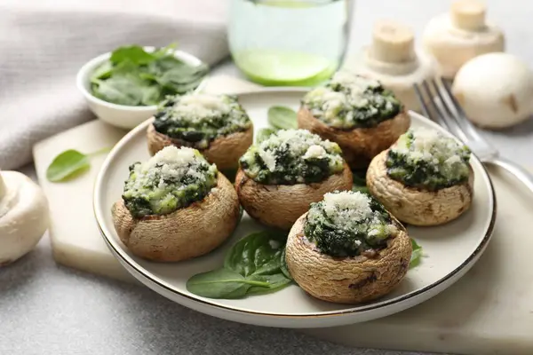 Işık masasında servis edilen lezzetli mantarlar, yakın plan.