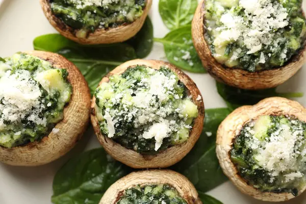 Masada servis edilen lezzetli mantarlar, üst manzara.