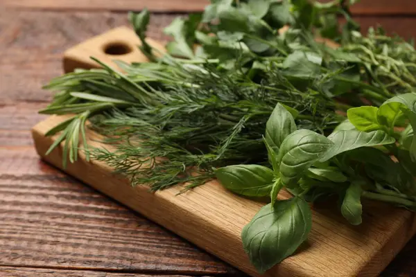 Tahta masada farklı taze otlar, yakın plan.