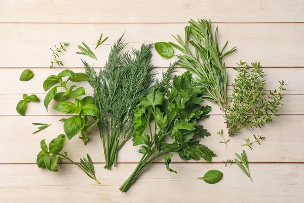 Beyaz ahşap masada farklı taze otlar, düz yatıyordu.