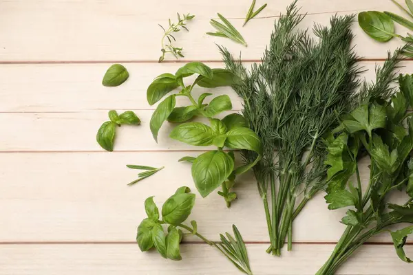 Beyaz ahşap masada farklı taze otlar, düz yatıyordu.