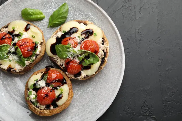 Siyah masada servis edilen lezzetli mantarlar, üst manzara. Metin için boşluk