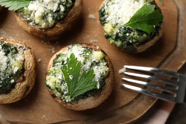 Tahta masada servis edilen lezzetli mantarlar, üst manzara.