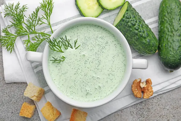 Dereotu, kızarmış ekmek, ceviz ve sebzeli lezzetli salatalık çorbası.