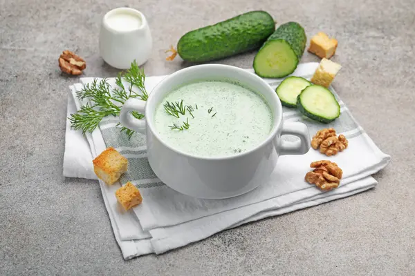 Dereotu, kızarmış ekmek, ceviz ve sebzeli lezzetli salatalık çorbası.