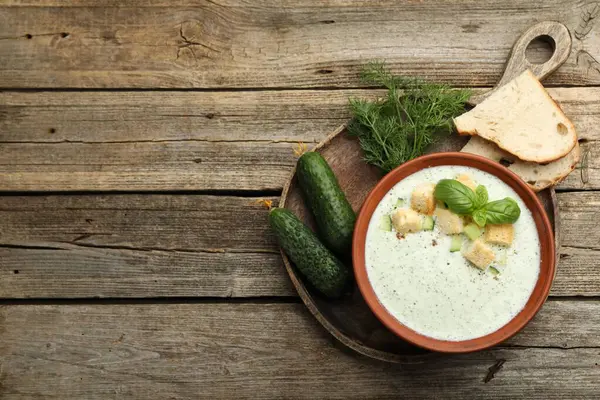 Salatalık çorbası, kızarmış ekmek, fesleğen, ekmek ve sebze, ahşap masa, düz yatak. Metin için boşluk