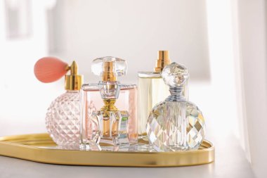 İçerideki masada farklı parfüm şişeleri, yakın plan.