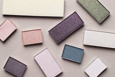 Bej arka planda güzel göz farı dolgu kapları, düz yatış