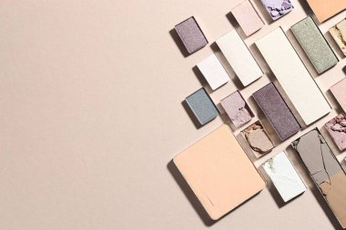 Bej arka planda güzel göz farı dolguları, düz bir döşeme. Metin için boşluk