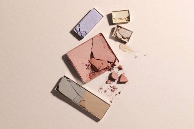 Bej arka planda güzel göz farı dolgu kapları, düz yatış