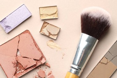 Güzel göz farı doldur ve bej arka planda fırçala, düz uzan