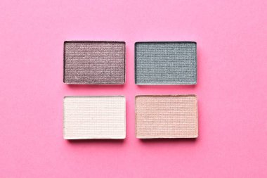 Pembe arka planda güzel göz farı dolguları, düz yatış.