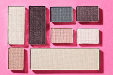 Pembe arka planda güzel göz farı dolguları, düz yatış.