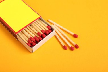 Sarı arka planda kibrit ve kutu, yakın plan. Tasarım için model