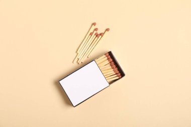 Bej arka planda kibrit ve kutu, düz yatak. Tasarım için model
