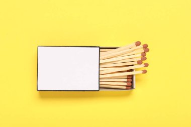 Sarı arka planda kutuda kibrit var, en üstte. Tasarım için model