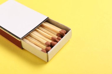 Sarı arka plandaki kutuda eşleşiyor, yakın plan. Tasarım için model